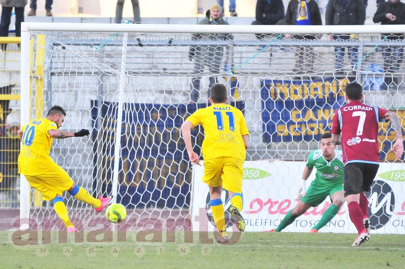 il gol di Tavano a Borra nella partita del Comunale di un anno fa